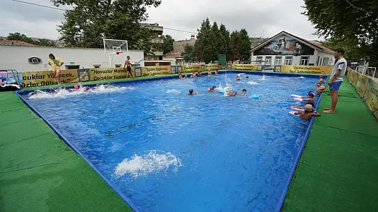 Çocuklar, Büyükşehir'in havuzlarında yüzme öğreniyor