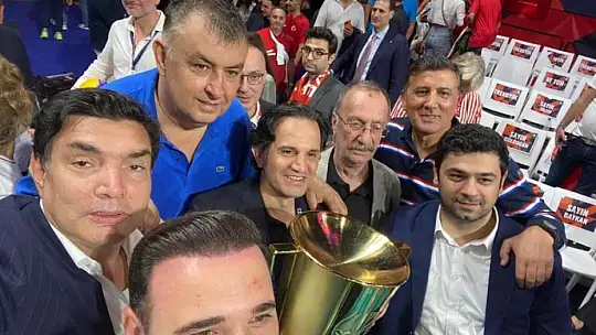 Sultanlara Metin Mengüç Salonda Destek Verdi
