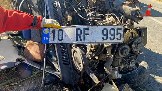 KAZA YAPAN ARAÇTA SIKIŞAN YARALIYI İTFAİYE KURTARDI