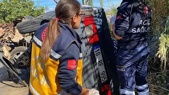 KAZA YAPAN ARAÇTA SIKIŞAN YARALIYI İTFAİYE KURTARDI