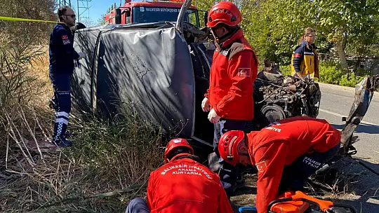 KAZA YAPAN ARAÇTA SIKIŞAN YARALIYI İTFAİYE KURTARDI