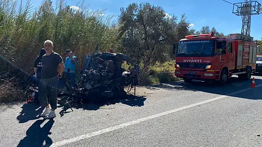 KAZA YAPAN ARAÇTA SIKIŞAN YARALIYI İTFAİYE KURTARDI