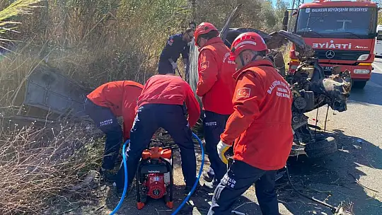 KAZA YAPAN ARAÇTA SIKIŞAN YARALIYI İTFAİYE KURTARDI