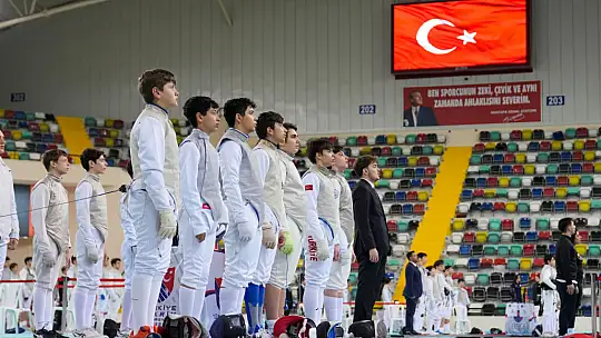 BALIKESİR'DE KILIÇLAR KONUŞUYOR: ESKRİMDE BİR İLK YAŞANIYOR