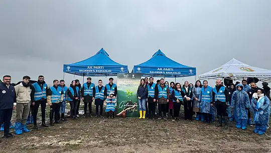 Balıkesir AK Gençlik'ten Fidan Dikim Seferberliği  'YEŞİL VATANI KORUMAK GELECEK NESİLLERE KARŞI SORUMLULUĞUMUZDUR.'