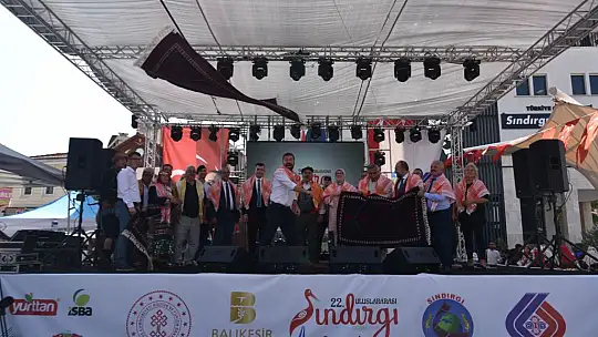 Yağcıbedir Uçan Halı Şenliğinin İlk Gününde Ekin Uzunlar Coşkusu