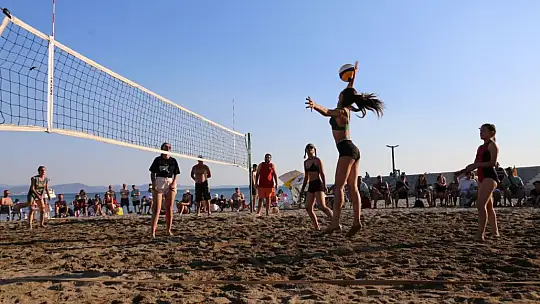 Edremit Sahilleri Plaj Voleybolu ile Renklendi