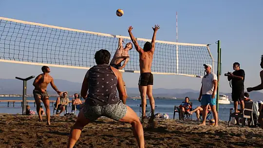 Edremit Sahilleri Plaj Voleybolu ile Renklendi