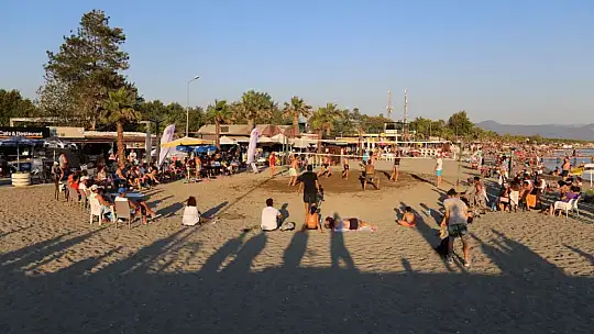 Edremit Sahilleri Plaj Voleybolu ile Renklendi