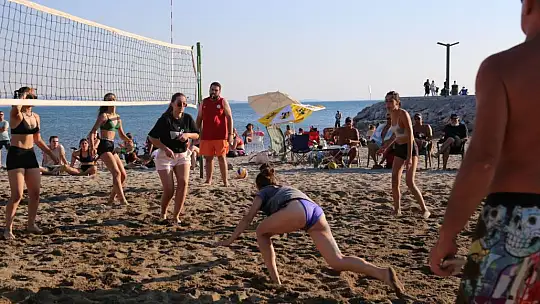 Edremit Sahilleri Plaj Voleybolu ile Renklendi