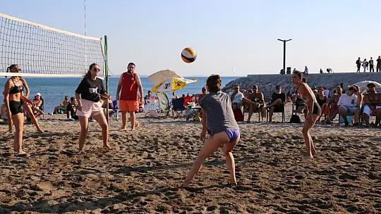 Edremit Sahilleri Plaj Voleybolu ile Renklendi