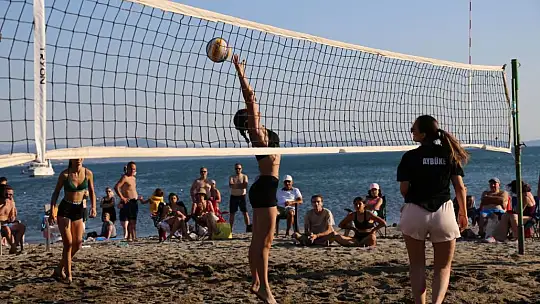 Edremit Sahilleri Plaj Voleybolu ile Renklendi