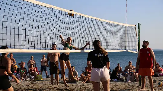 Edremit Sahilleri Plaj Voleybolu ile Renklendi