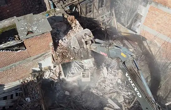 Altıeylül'de Metruk Yapılar Yıkılıyor