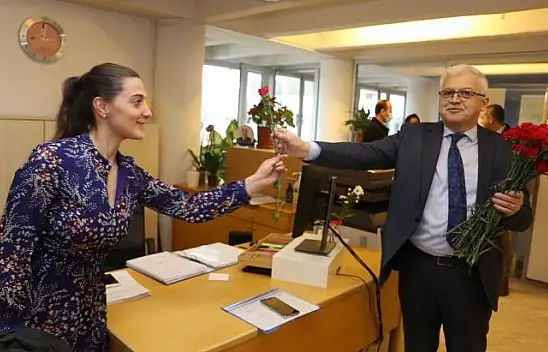 Başkan Deveciler'den Kadın Personele Karanfil