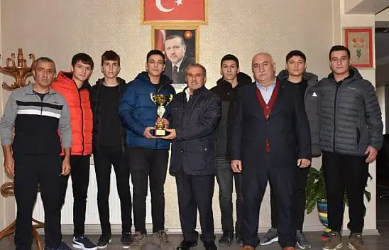 Başkan İsmail Avcu Şampiyon Voleybolcuları Makamında Kabul Etti