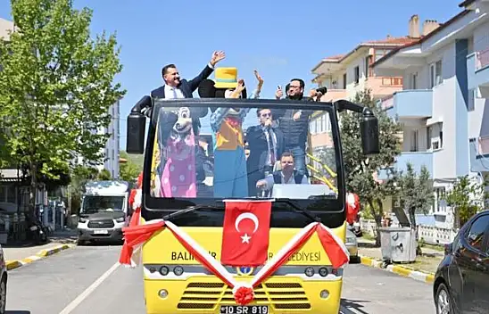 Başkan Yılmaz, 23 Nisan'ı kortejle kutladı