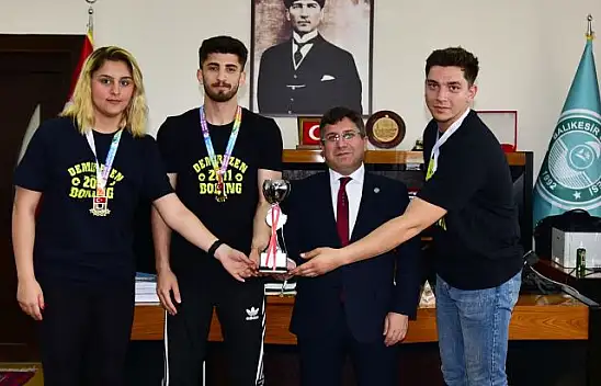 BAÜN Rektörü Prof. Dr. Yücel Oğurlu, Şampiyon Boksörlerle Buluştu