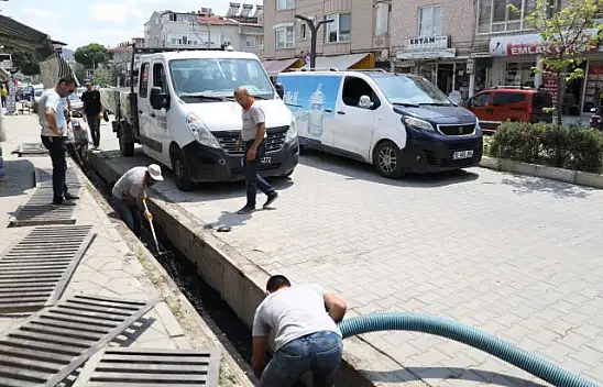 Burhaniye'de Mazgal Ve Kanal Temizliği Devam Ediyor