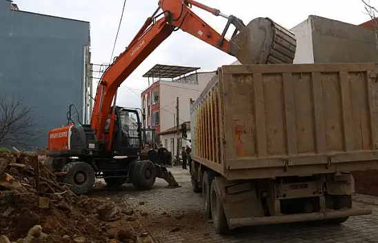 Burhaniye'de Metruk Binaların Yıkımı Başladı