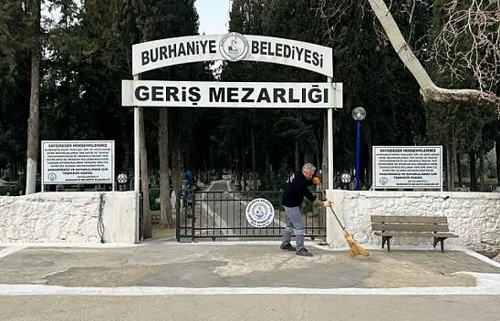 Burhaniye'nin Mezarlıklarında Periyodik Bakım Yapılıyor