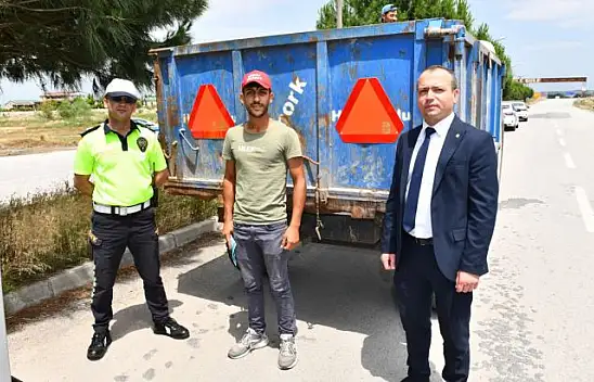 Büyükşehir'den traktörü olan çiftçilere reflektör desteği