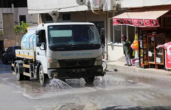 Edremit Belediyesi Kapsamlı Temizliklerine Devam Ediyor