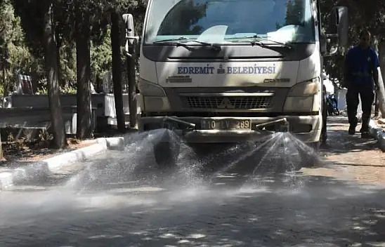 Edremit Belediyesi Mezarlık ve Şehitlikleri Bayrama Hazırladı