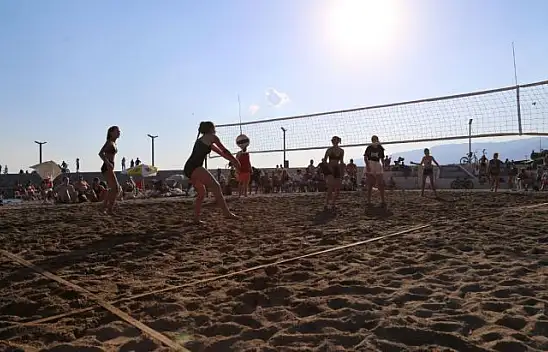 Edremit Sahilleri Plaj Voleybolu ile Renklendi