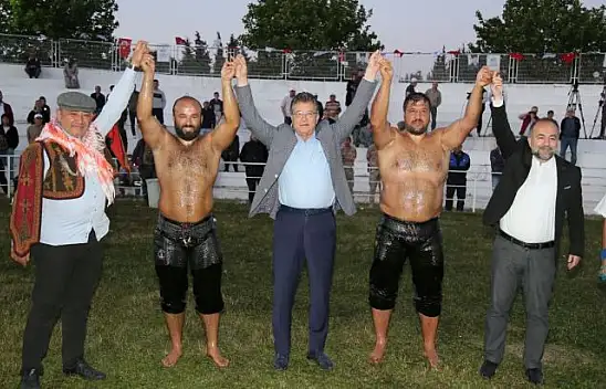 Edremit'te Başpehlivan Recep Kara Oldu