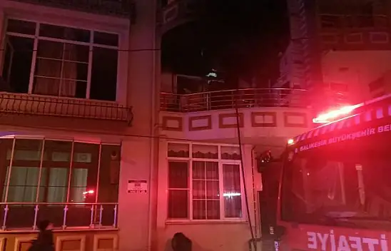 Edremit'te Ev Yangını: 2 Kişi ve Köpek Kurtarıldı