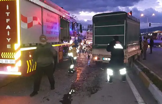 Edremit'te Kamyonetler Çarpıştı: 1 Yaralı