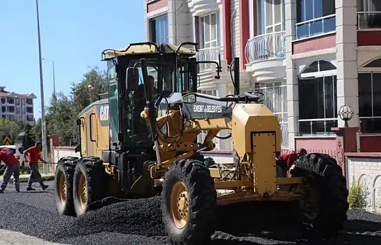 Edremit'te Yollar Sıcak Asfaltla Kaplanıyor
