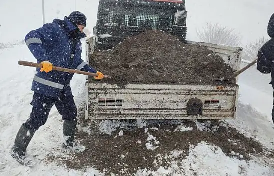 Karesi'de Karla Mücadele Çalışmaları Sürüyor