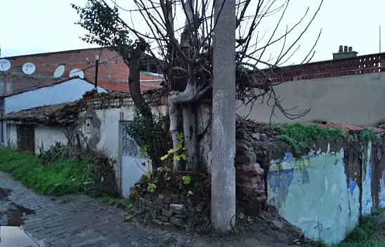 Karesi'de Metruk Binalar Yıkılıyor