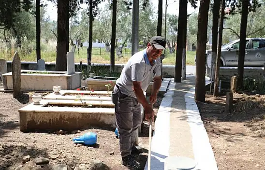 Mezarlıklar Bayrama Hazırlanıyor