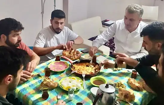Milletvekili Canbey sahurda gençlere menemen yaptı
