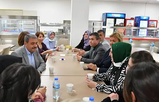 Öğrencilerin İftar Yemeği Vali Şıldak'ın Elinden