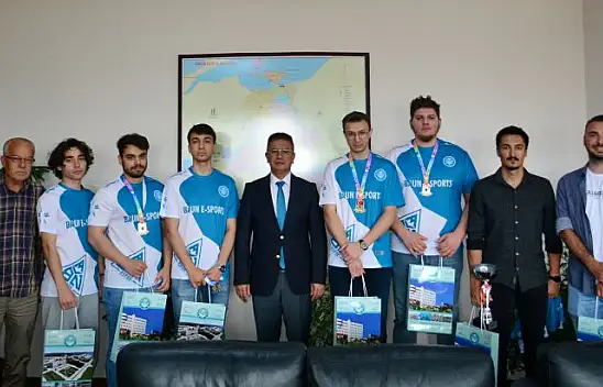 Türkiye Şampiyonu BAÜN E-Spor Takımından, Rektör Prof. Dr. İlter Kuş'a Ziyaret