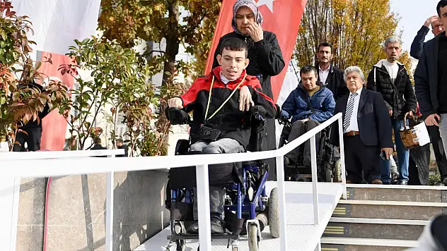 ALTIEYLÜL'DE ENGELLER BİRLİKTE AŞILIYOR