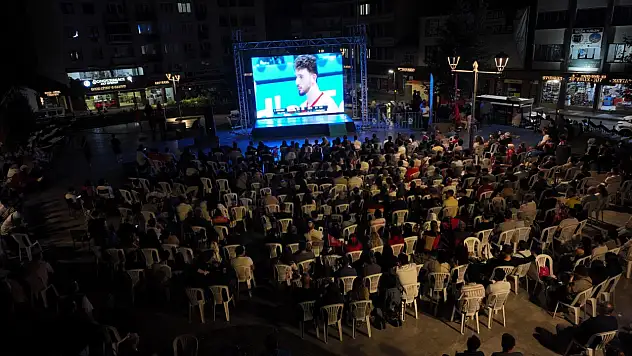 Balıkesirliler 12 Dev Adam'a meydanlardan destek verdi