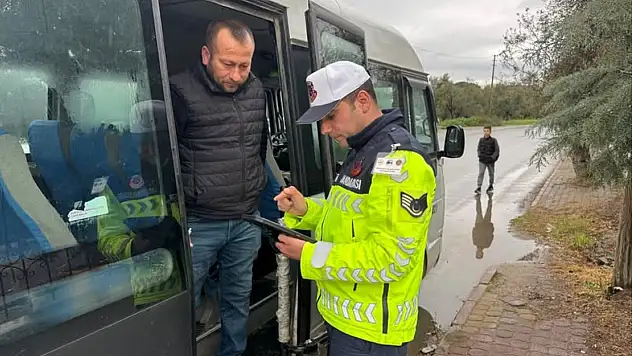 Jandarma Okul Çevreleri ile Okul Servis Araçlarını Denetledi