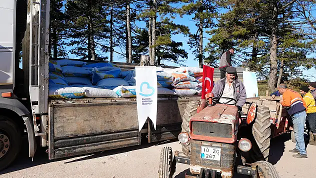 Sındırgılı depremzede çiftçilere hayvan yemi desteği
