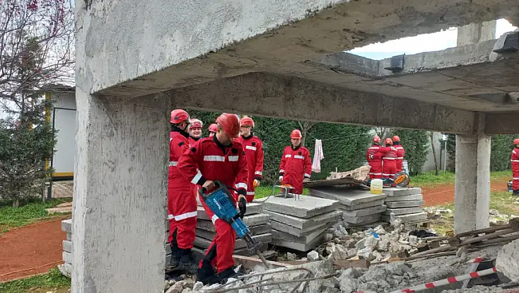 Balıkesir İtfaiyesi’nin kahramanları afetlere karşı güçleniyor