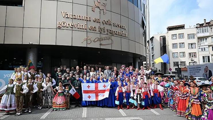 Ahmet Akın, dünya çocuklarını ağırladı