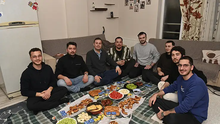 Ahmet Akın, öğrenci evinde sahur yaptı