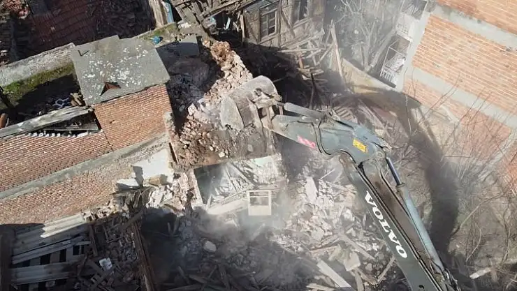 Altıeylül'de Metruk Yapılar Yıkılıyor