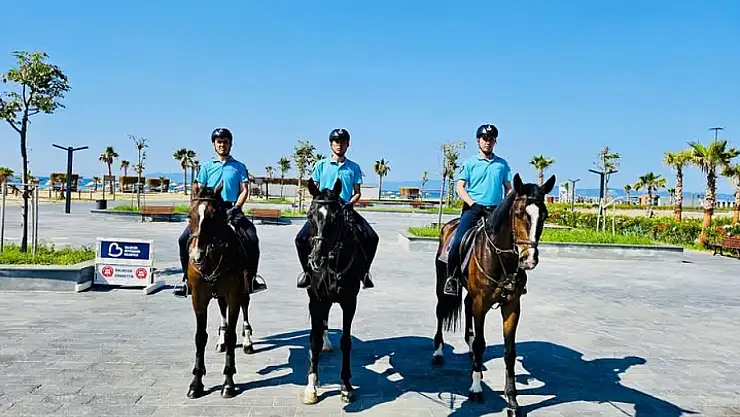 Ayvalık'ta 6 personelden oluşan 3 atlı jandarma birliği görevlendirildi