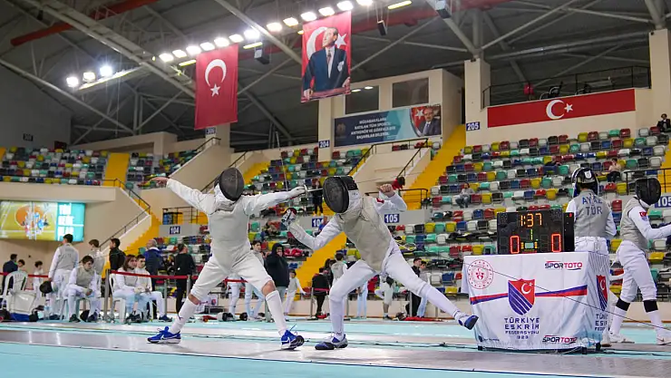 BALIKESİR'DE KILIÇLAR KONUŞUYOR: ESKRİMDE BİR İLK YAŞANIYOR