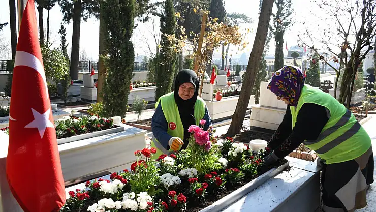 Balıkesir'de şehitlikler çiçeklerle donatıldı